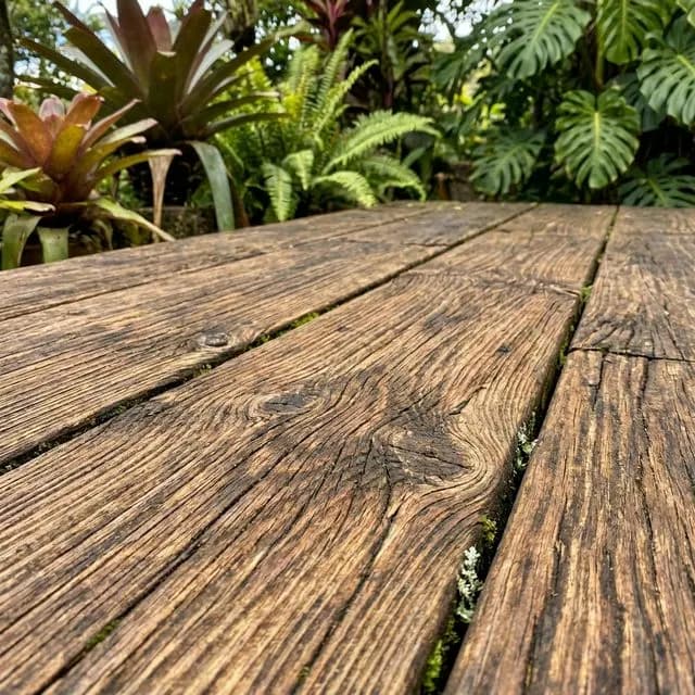 Alt: Textura de madera tratada para exterior